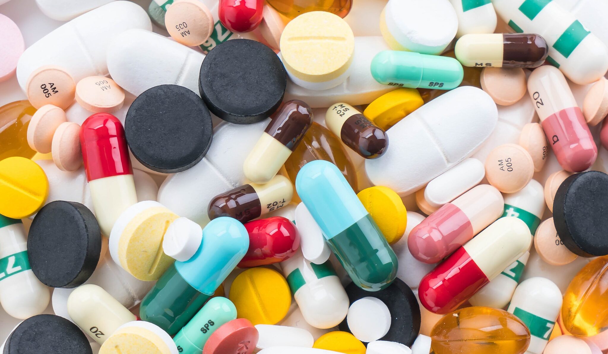 Medicamentos contra COVID-19 se podrán importar al cumplir requerimientos establecidos 1 packings of pills and capsules of medicines scaled e1759433172443