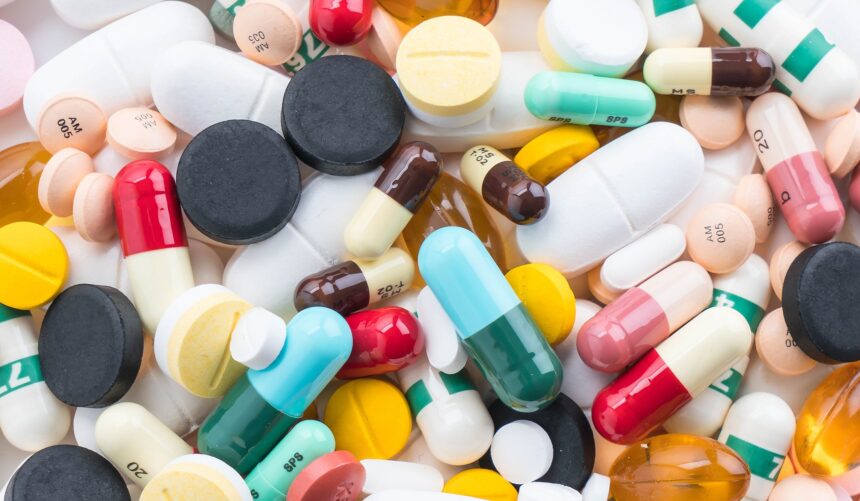 Cerca de 30 diputados acuerpan en Sala Constitucional el proyecto para bajar precios de medicamentos, a pesar del Gobierno