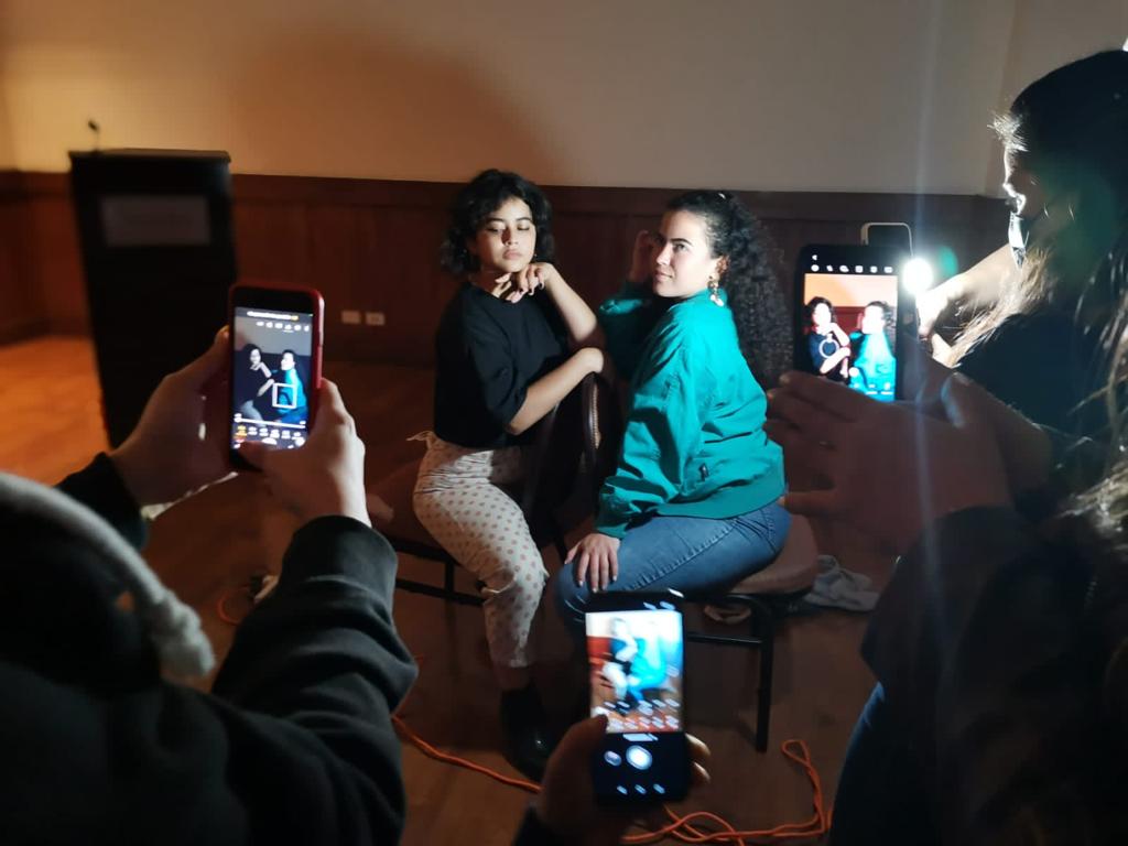 Jóvenes refugiados de Nicaragua relatan dura experiencia usando fotografía y audiovisual