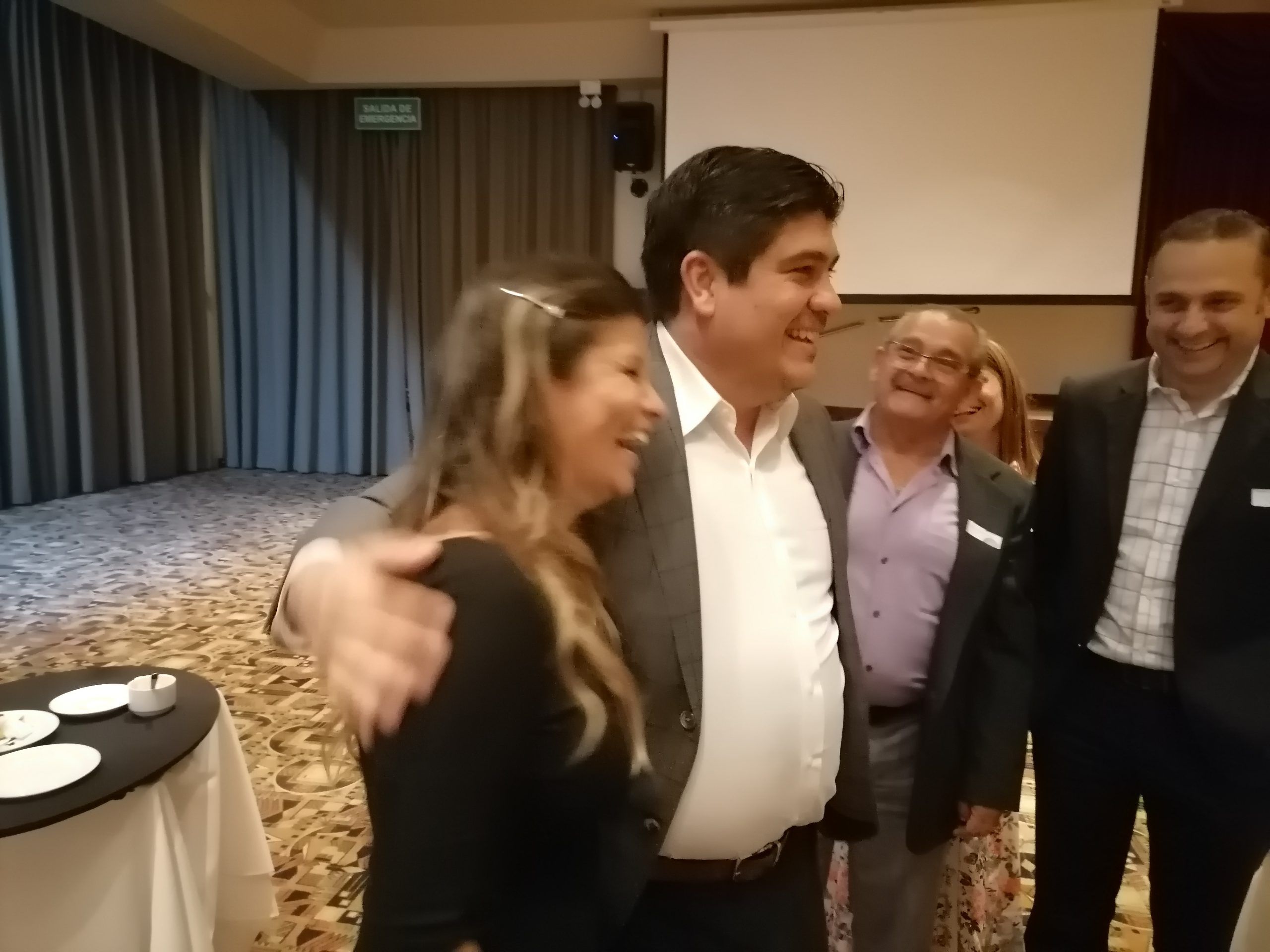 Presidente Alvarado no resiste el llanto frente a homenaje que le organizó grupo de la sociedad civil