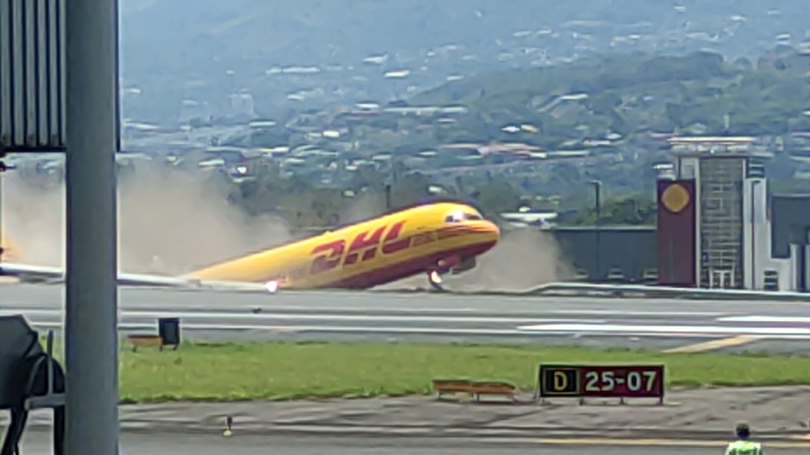 Aterriza de emergencia avión de DHL en el Juan Santamaría ◘ Videos – Fotos
