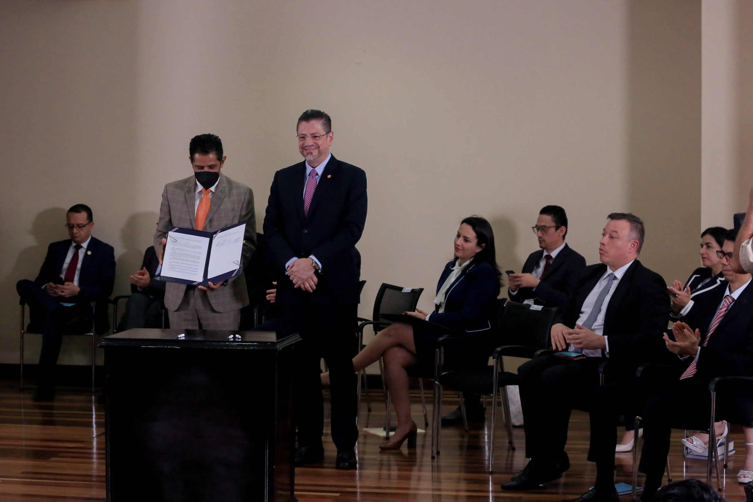 Gobierno de Chaves la hizo otra vez: Caso de evasión fiscal del BCT fue desestimado