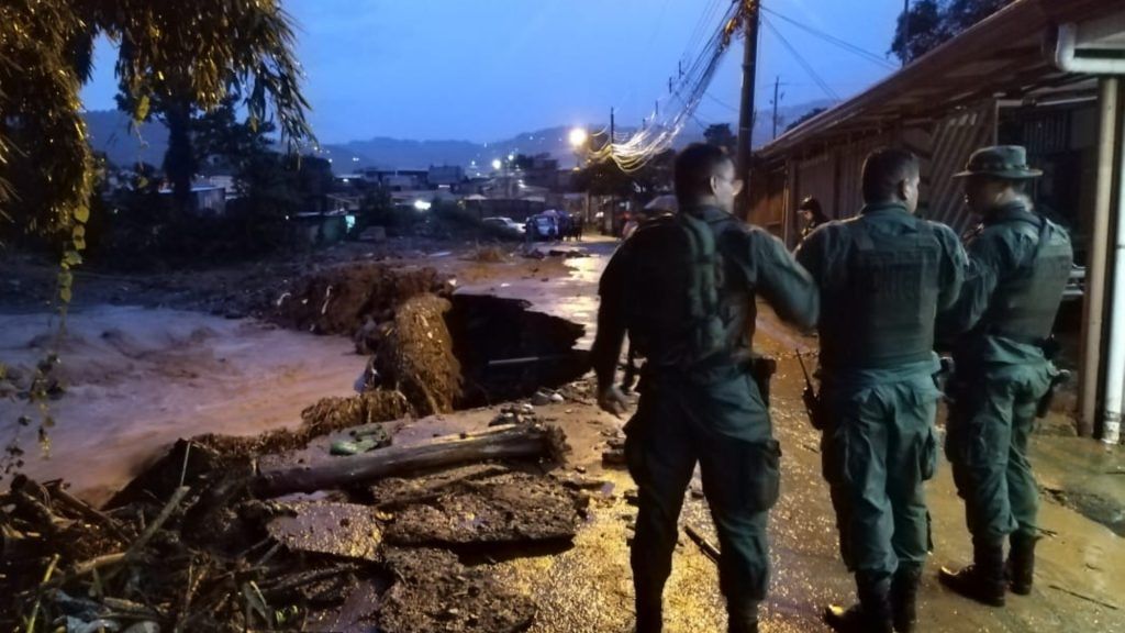 Evacúan familias en Desamparados.