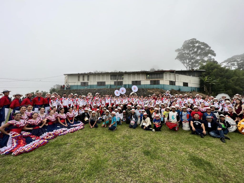 Banda Municipal de Zarcero con niños de Pocosol..