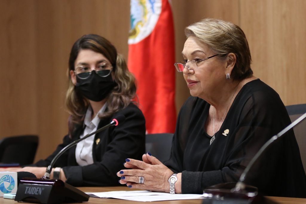 Gloria Navas junto a Priscilla Vindas.