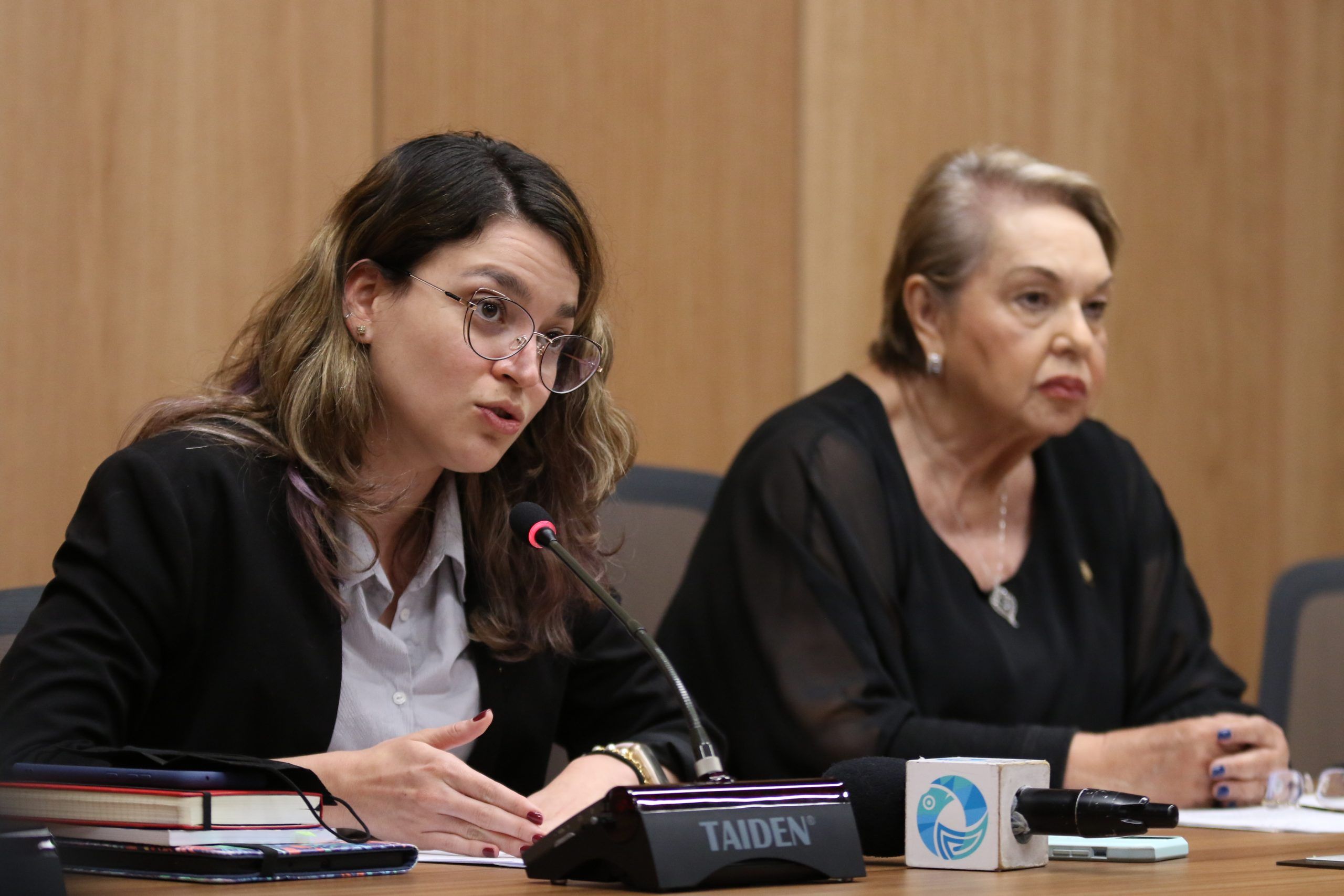 Gloria Navas cerró sesión por falta de cuórum luego de abrupto ingreso de algunos diputados