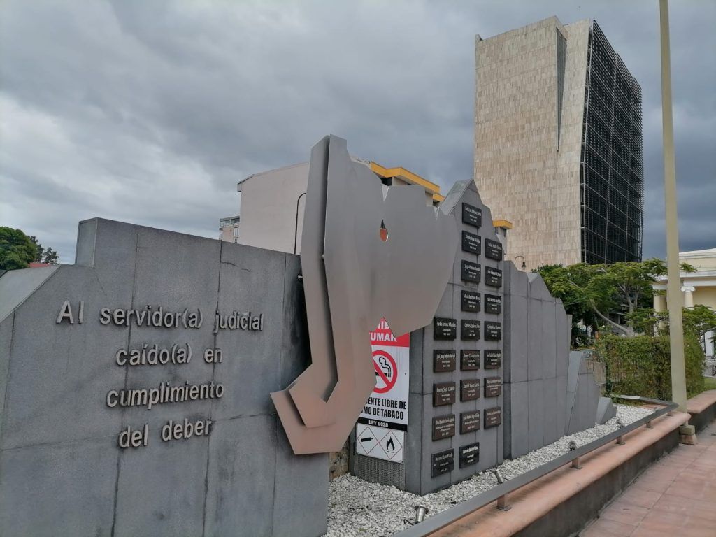Al servidor judicial caido