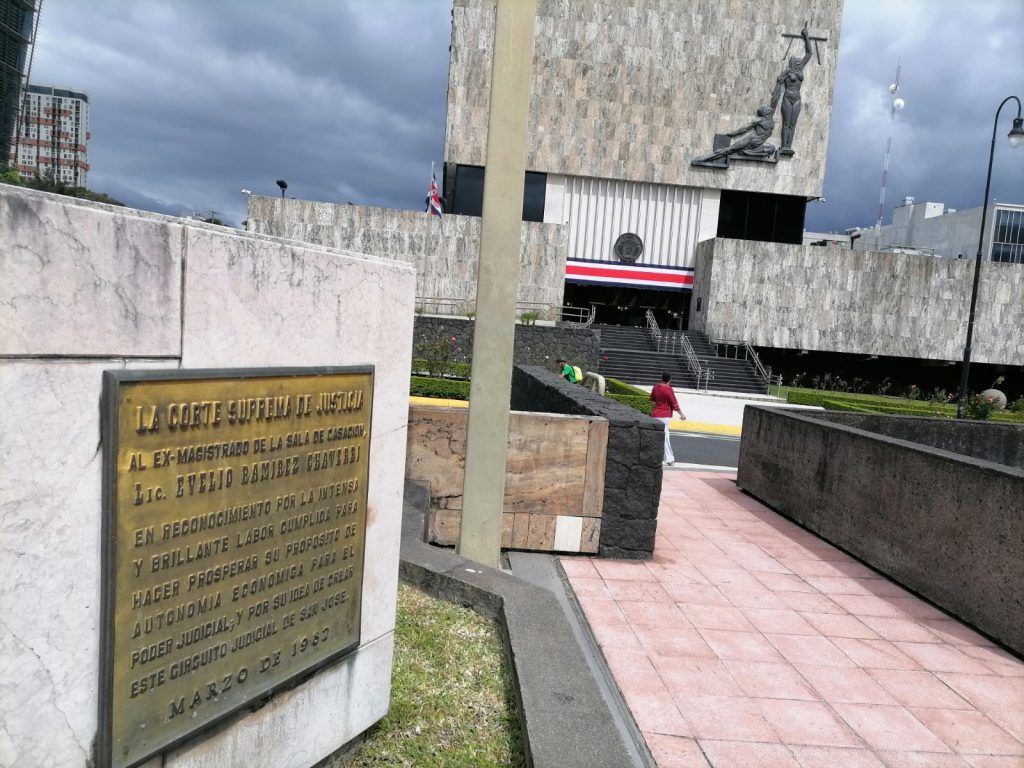 Laura Fernández rebaja el recorte al Poder Judicial pero interfiere en la autonomía de la entidad