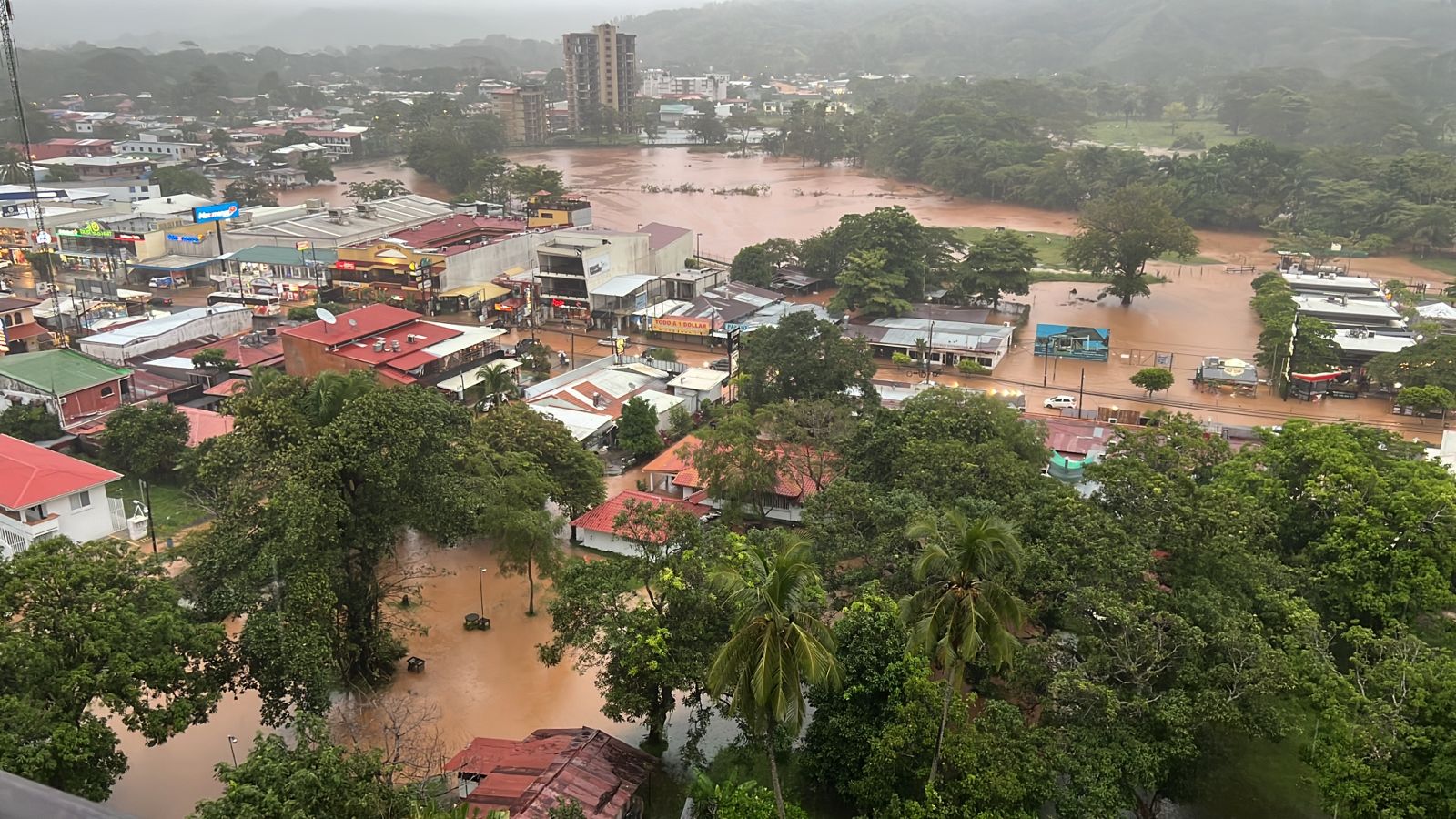 Jacó, Parrita y Quepos inundados por fuertes aguaceros hoy ◘ Fotos – Video