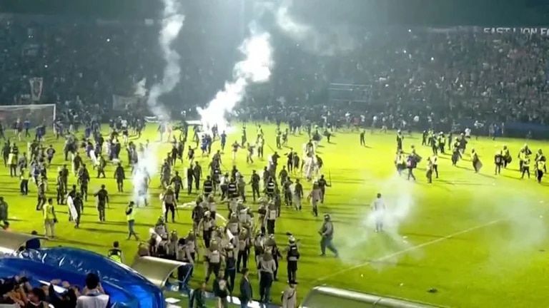 Video: Tragedia en Indonesia por estampida en estadio de fútbol