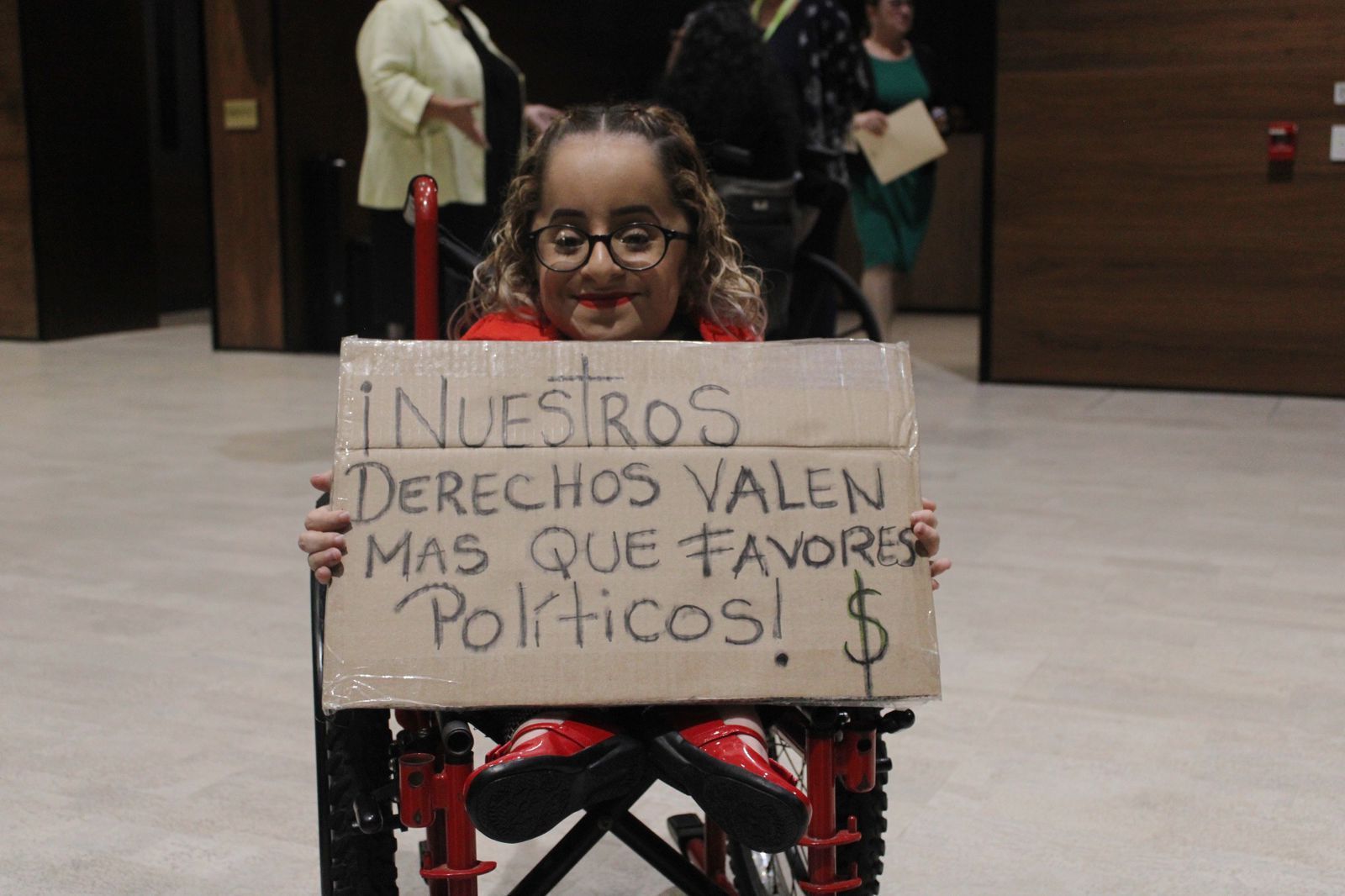 Personas con discapacidad protestan por ley que pretende pasar vida útil de buses de 15 a 20 años