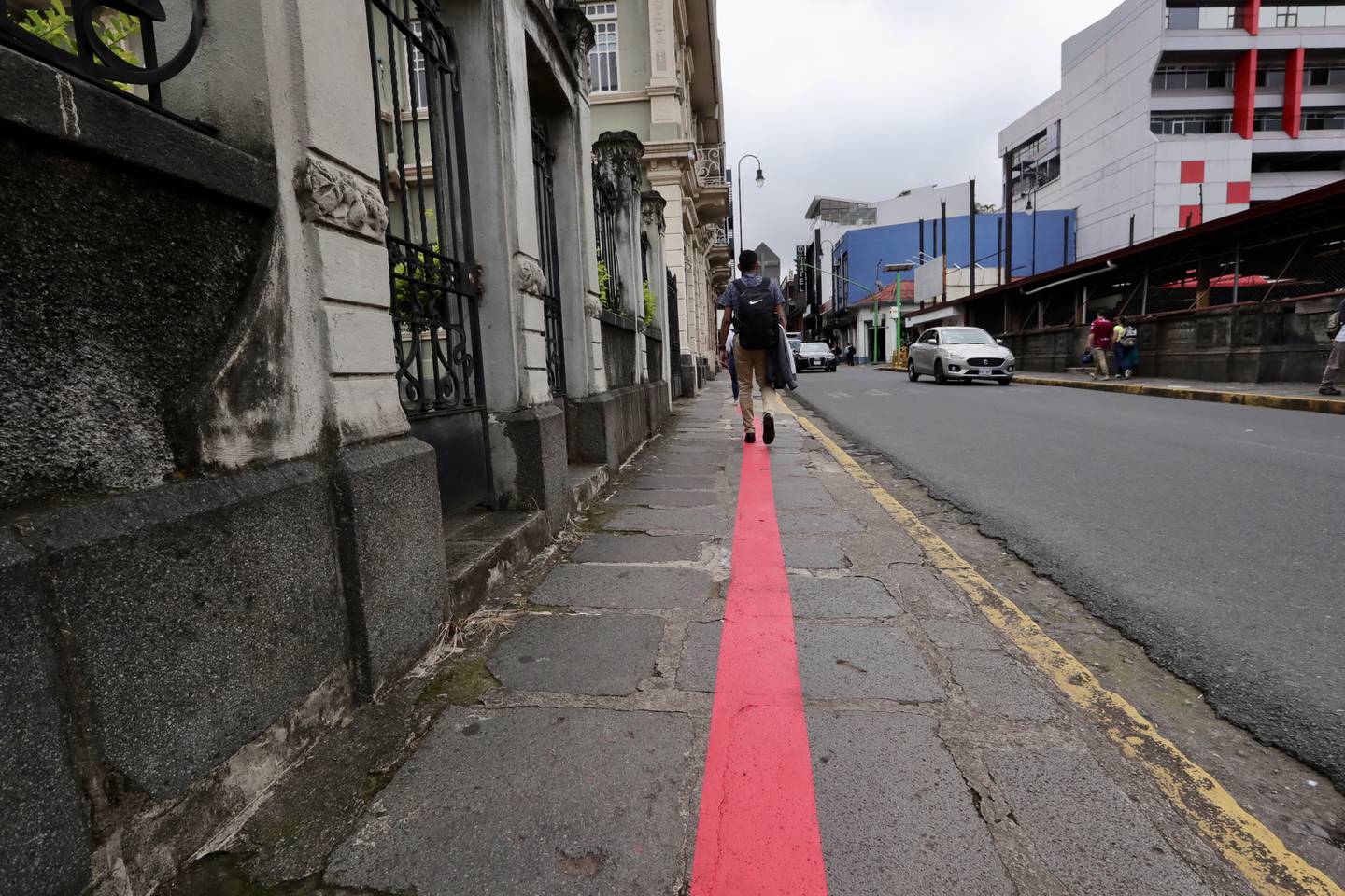 Raya roja en aceras patrimoniales de más de 100 años provoca indignación