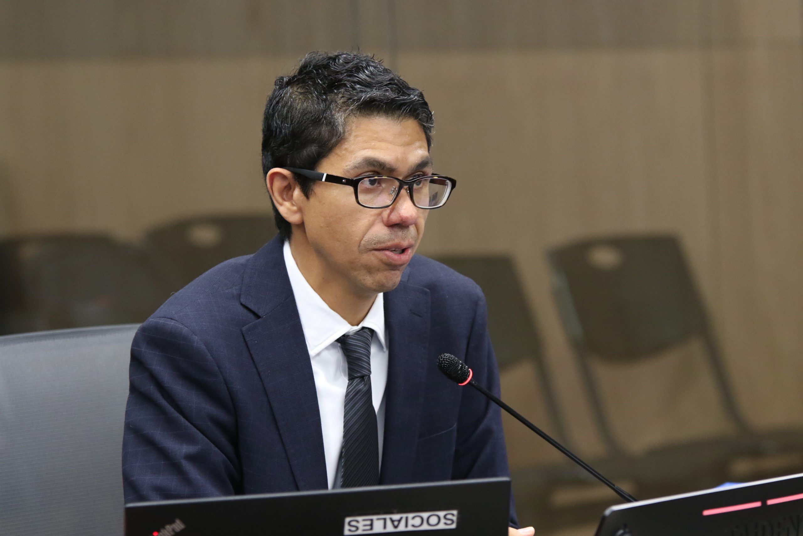 Luis Amador no asiste de nuevo a comisión legislativa y diputados revisan medidas legales para obligarlo
