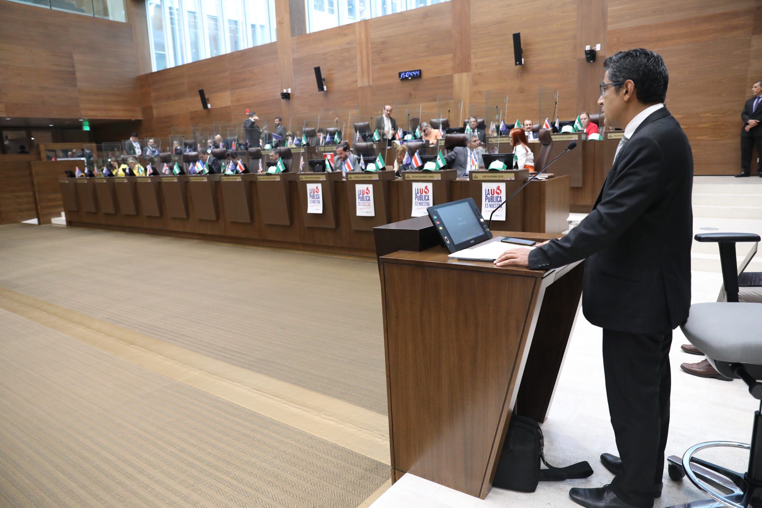 Denuncian que Nogui Acosta impulsa proyecto para poner impuesto al ROP y al FCL de las pensiones de los ticos