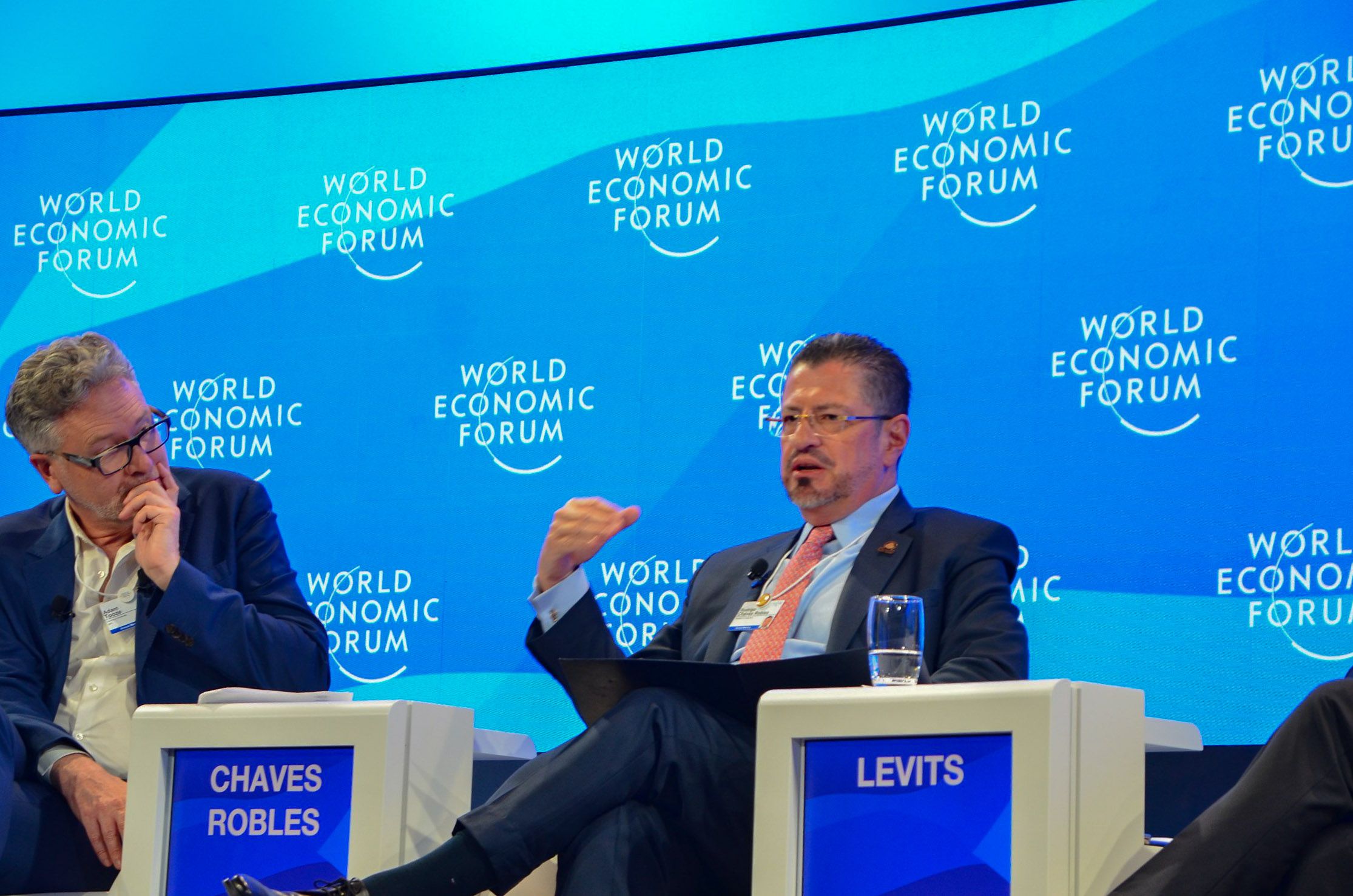 Video: Chaves dice en Davos que Costa Rica tuvo una “pequeña dictadura” en 1850