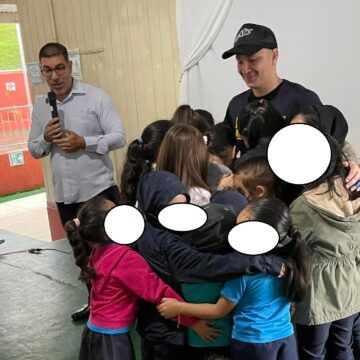 Robert Junior: El candidato a diputado de Pueblo Soberano que emite discursos de odio, da charlas anti bullying en centros educativos MEP y usó a su hija de 7 años para sus videos políticos