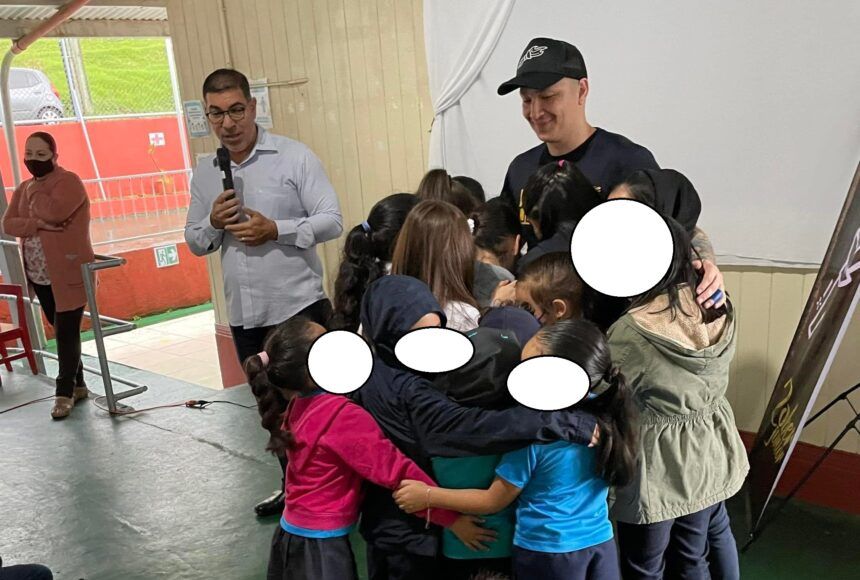 Robert Junior: El candidato a diputado de Pueblo Soberano que emite discursos de odio, da charlas anti bullying en centros educativos MEP y usó a su hija de 7 años para sus videos políticos