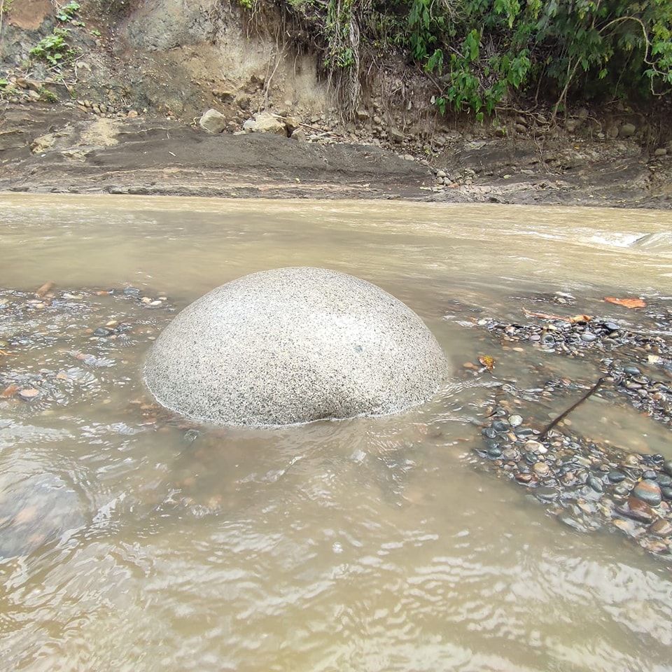 “Surge” nueva esfera de piedra y desconocidos la mueven del río sospechosamente