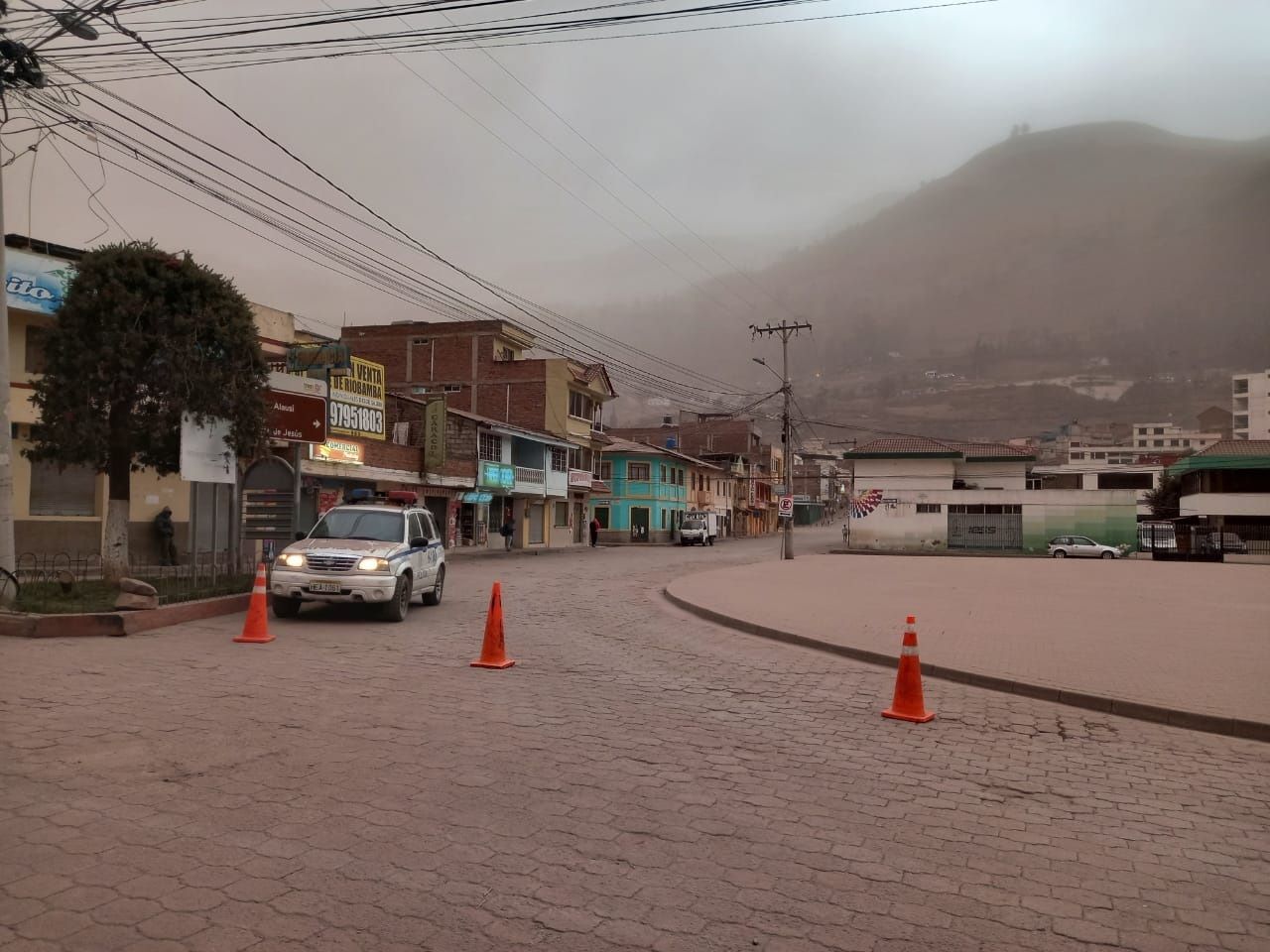 Ecuador.- Una intensa lluvia de cenizas del volcán Sangay afecta a varias ciudades de Ecuador Dos volcanes hacen erupción después de terremoto en Ecuador