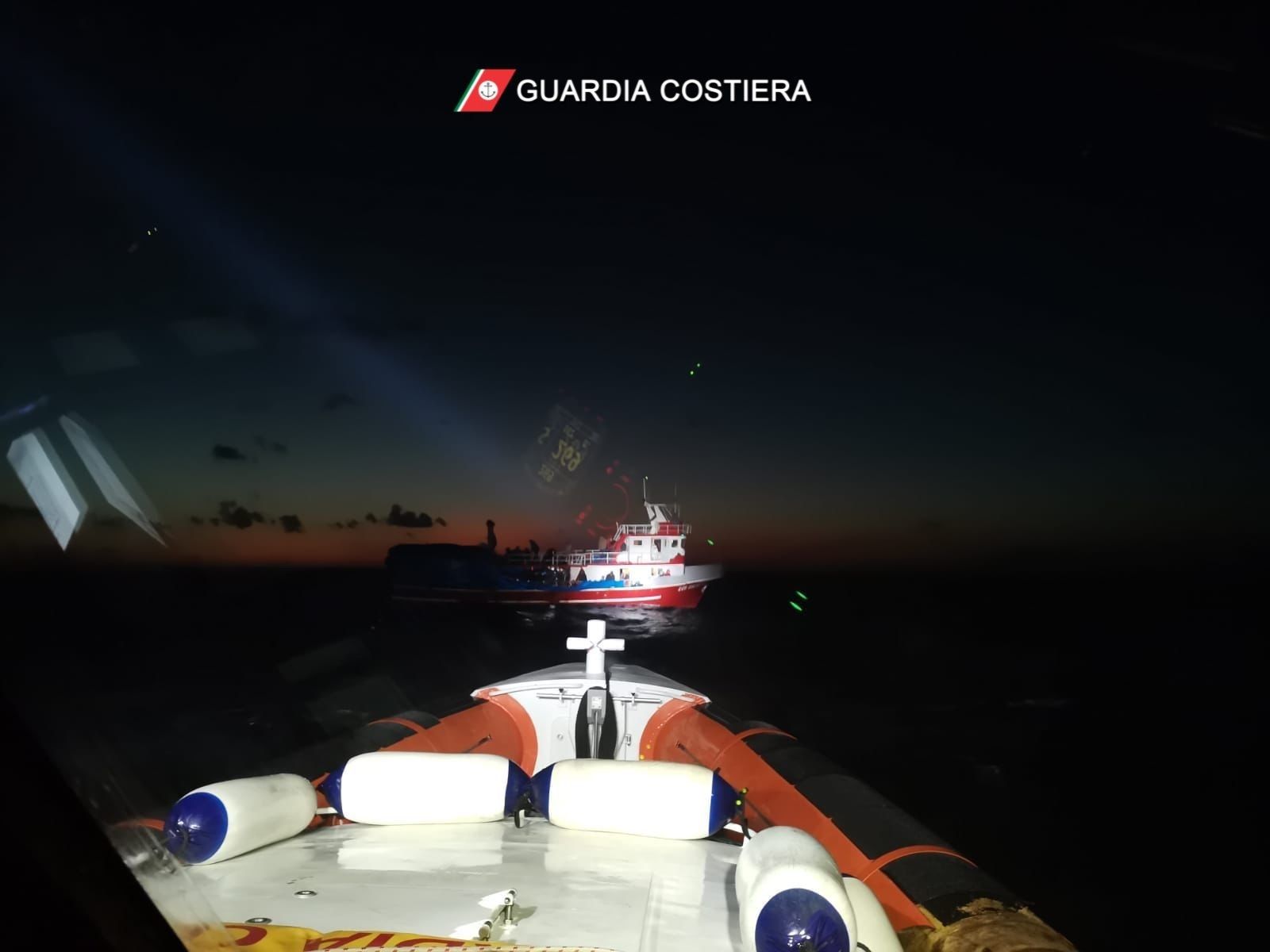 La Guardia Costiera de Italia salva a migrantes en el Mediterráneo Guardacostas italianos anuncian rescate de más de 1.200 migrantes en las últimas horas