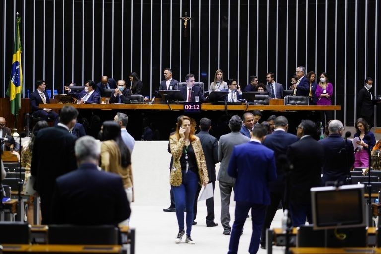 Mujeres de la izquierda reciben el doble de violencia política que las de derecha en Brasil