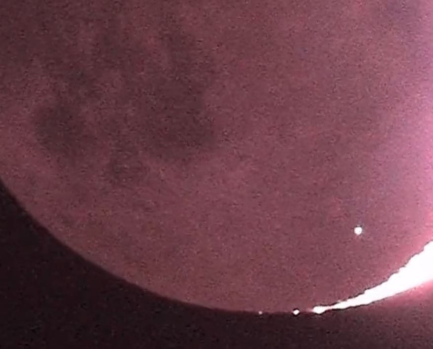 meteorito impactando a la Luna.