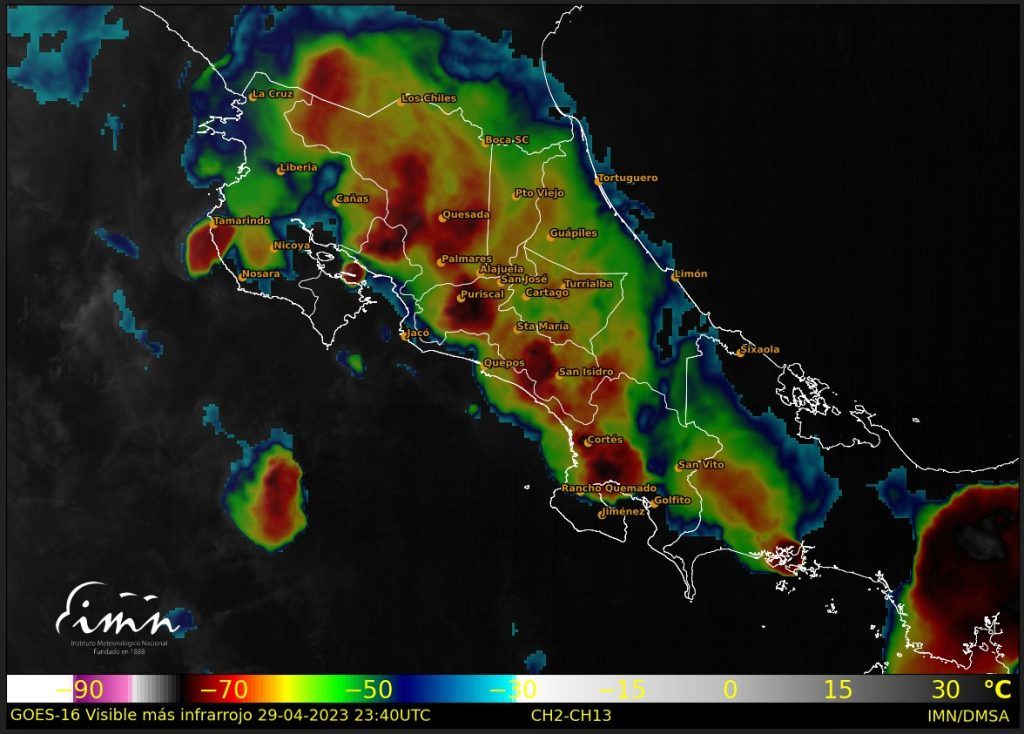 lluvias persistentes y rayería por la noche