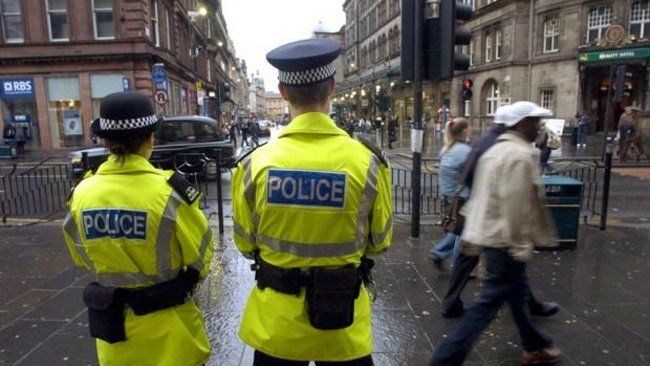 Jefe de Scotland Yard admite que racismo y sexismo son comunes en esa policía de Londres