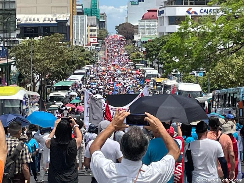Videos/Fotos: Multitudinarias marchas se concentran en la Plaza de la Democracia esta mañana