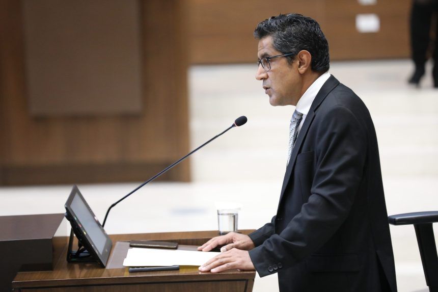 Fracasa moción de censura al ministro Nogui Acosta por apoyo fabricista al Gobierno