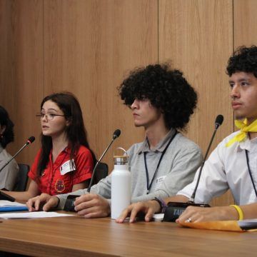 Estudiantes marchan contra las pruebas estandarizadas y exponen improvisación, cambios y absurdos del el MEP