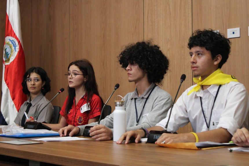 Estudiantes marchan contra las pruebas estandarizadas y exponen improvisación, cambios y absurdos del el MEP