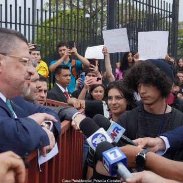 (Video) Estudiantes confrontan a presidente Chaves en el portón de Casa Presidencial