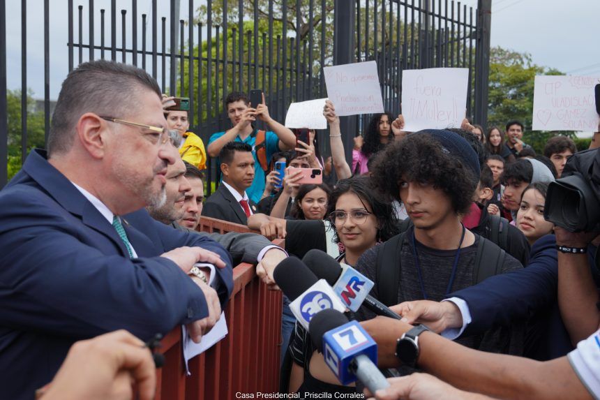 (Video) Estudiantes confrontan a presidente Chaves en el portón de Casa Presidencial