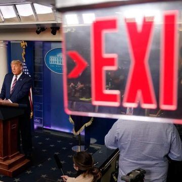 Otra vez Trump incita a la violencia de sus huestes contra la prensa: dice que no le importa que “se abran paso a tiros contra las noticias falsas”