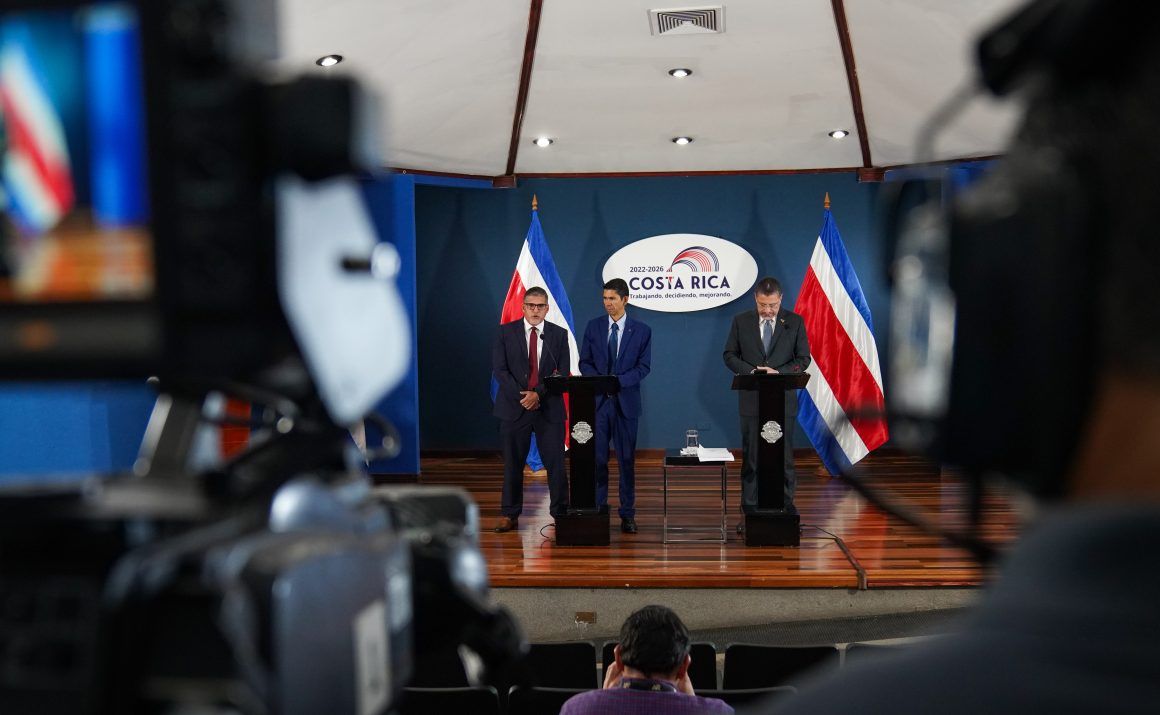 Hostigamiento, autocensura y exilio: las 3 realidades de los periodistas de Centroamérica (Costa Rica enfrenta 2)