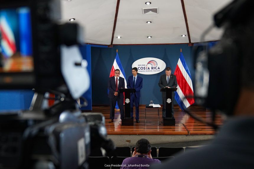 Hostigamiento, autocensura y exilio: las 3 realidades de los periodistas de Centroamérica (Costa Rica enfrenta 2)