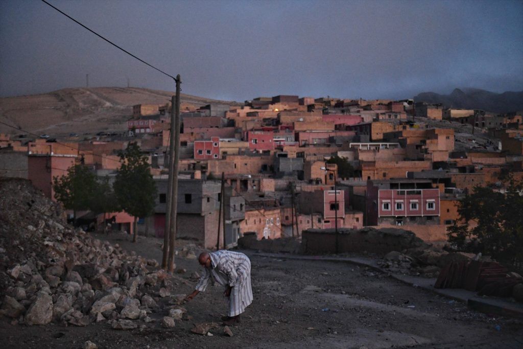 EuropaPress 5430083 vecinos pueblo cavan tumbas enterrar fallecidos terremoto 10 septiembre