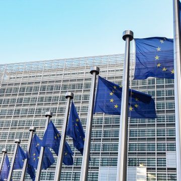 European flags on the background of the European Parliament Comisión Europea prevé caídas del PIB de hasta el 3,3% en EEUU y del 0,6% en la Unión Europea ante aranceles