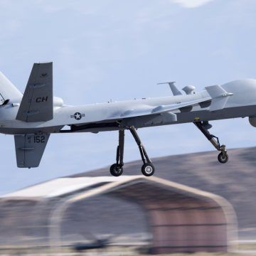 drones militares Ataque masivo de Ucrania contra Moscú con drones provoca varias muertes: Zelenski dice a Rusia "que acabe con esta guerra"