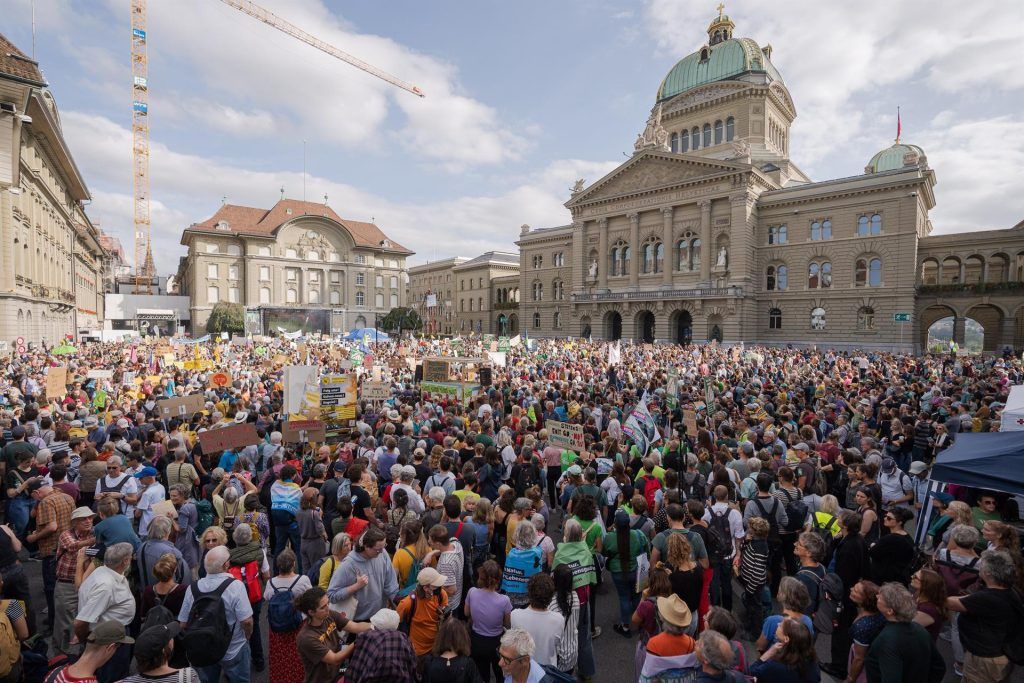 se manifiestan por medidas contra el cambio climático en Berna