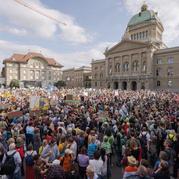 se manifiestan por medidas contra el cambio climático en Berna
