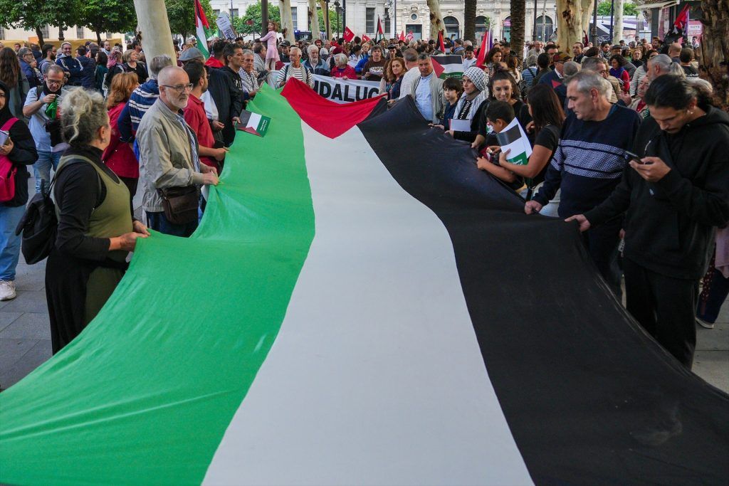 EuropaPress 5526921 imagenes manifestantes contra bombardeos gaza 23 octubre 2023 sevilla