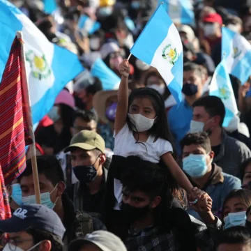 Policía de Guatemala utiliza gas lacrimógeno para dispersar nuevas protestas