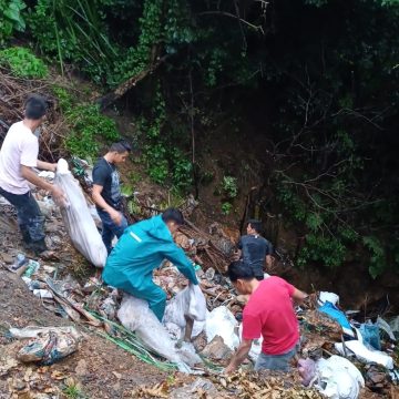 Video: Empresa que tiró basura en un guindo al lado de una calle en La Guácima rectificó y la retiró luego