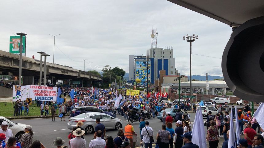 Gran protesta nacional vuelve a impactar Casa Presidencial con miles de personas (fotos, videos)