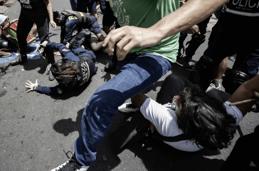 Detención en protesta contra la violencia policial fue “injustificada e irrazonable” por parte de la Fuerza Pública