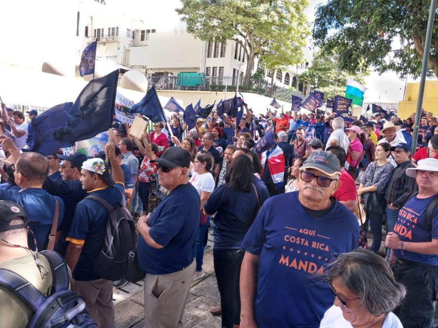 Con amenazas a la violencia e invocaciones religiosas pequeño grupo de Aquí Costa Rica Manda se manifiesta