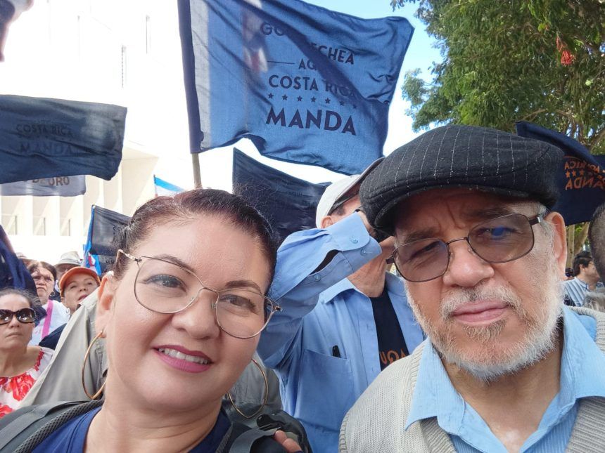 Con amenazas a la violencia e invocaciones religiosas pequeño grupo de Aquí Costa Rica Manda se manifiesta