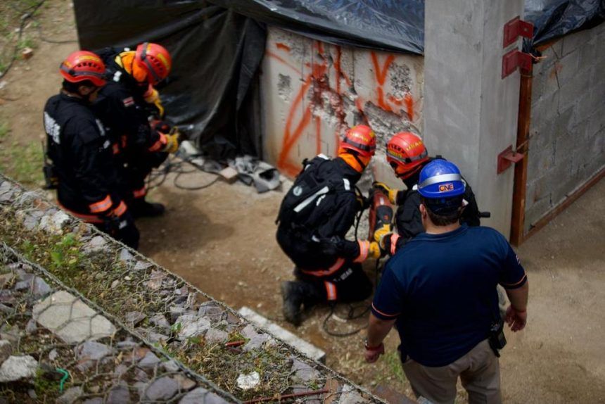 equipos de búsqueda y rescate por previsión de terremoto de 7.6 en la zona sur
